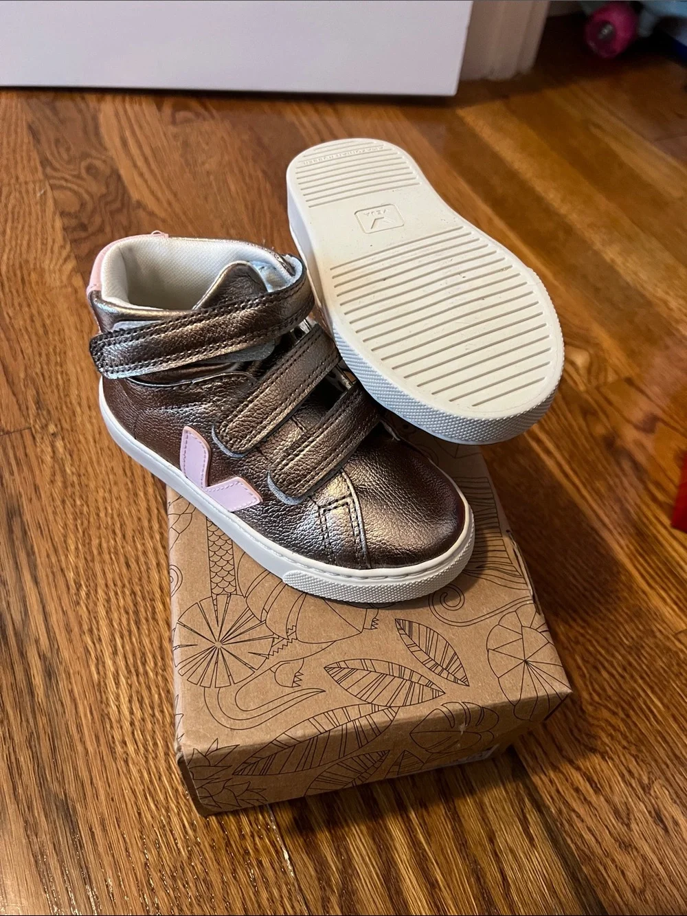 Veja metallic bronze